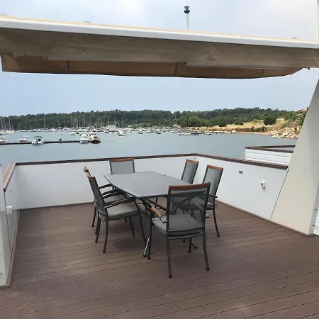 Floating House Varoni